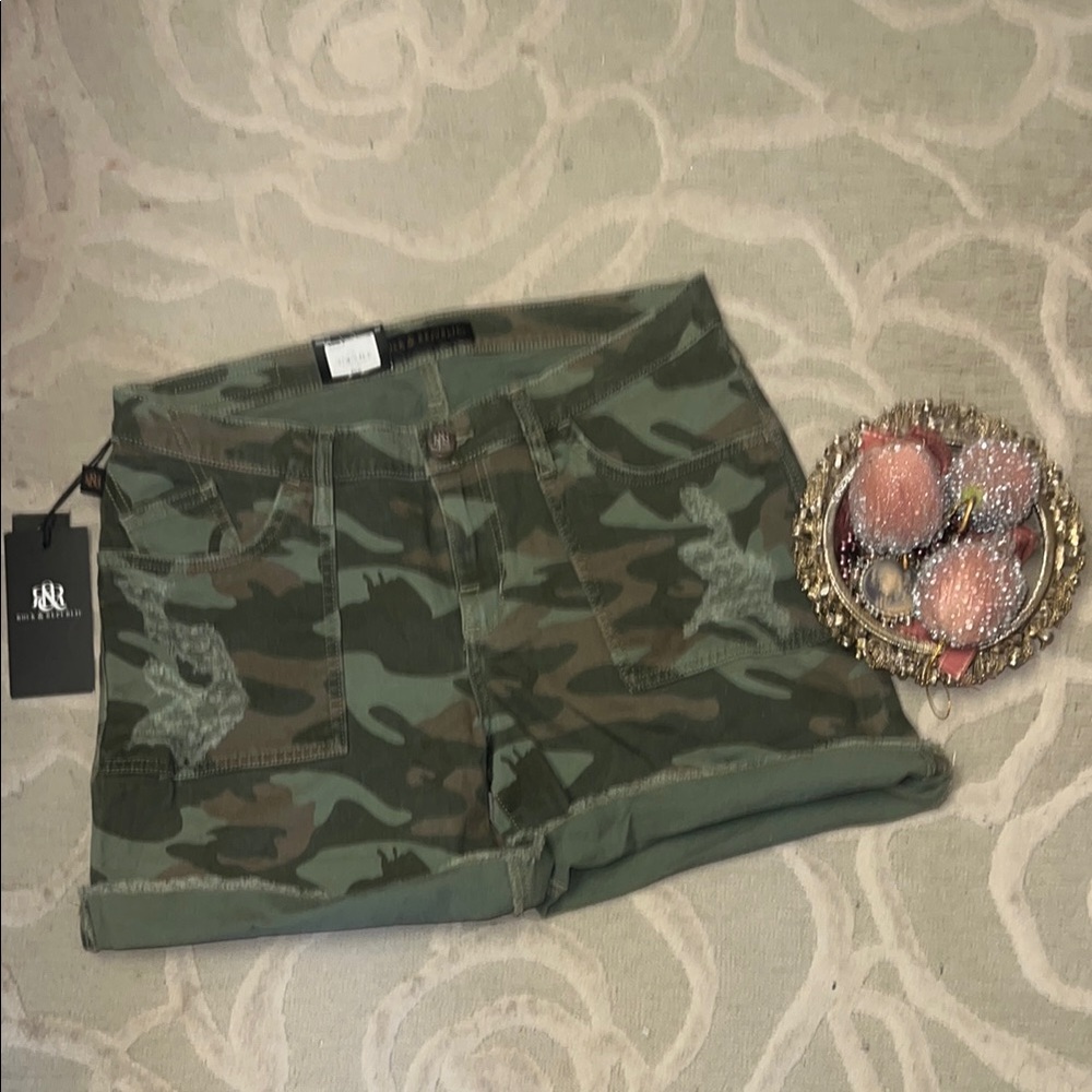NWT🌷ROCK & REPUBLIC🌷Olive Bumpershoot  camo denim mid thigh cuffed short